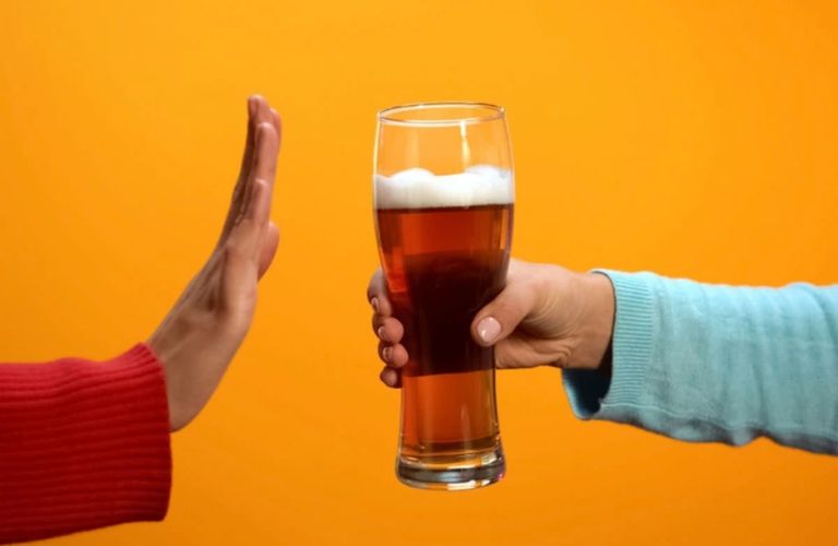 Hạn chế rượu bia và thuốc gây loãng máu