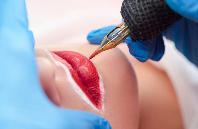 Sử dụng mực kém chất lượng có thể khiến màu môi nhanh chóng bị oxy hóa, dẫn đến thâm viền môi