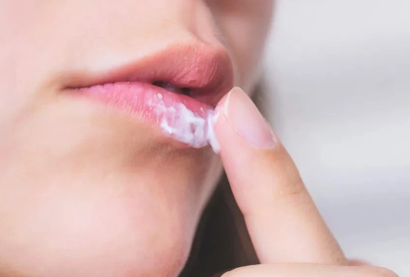 Viền môi bị thâm sau khi xăm