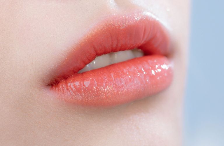 Hỗ trợ môi lên màu đều và tự nhiên