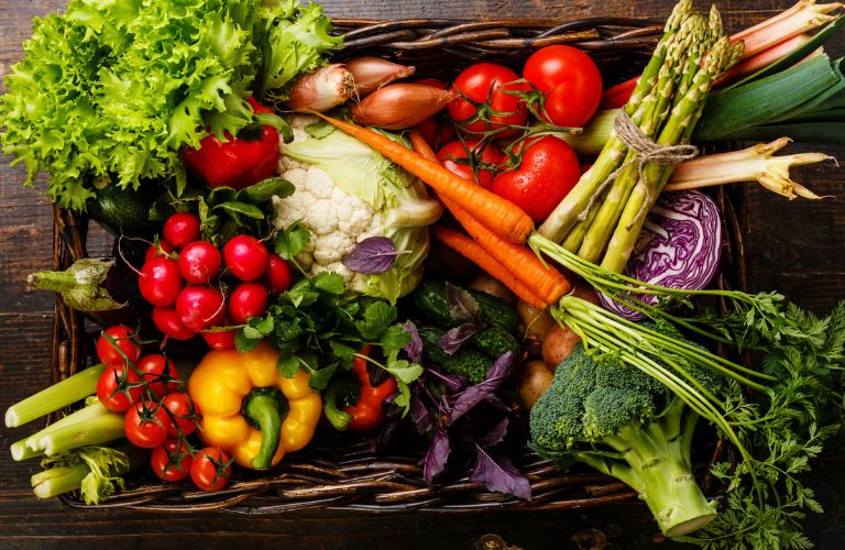 Rau xanh và trái cây giàu vitamin
