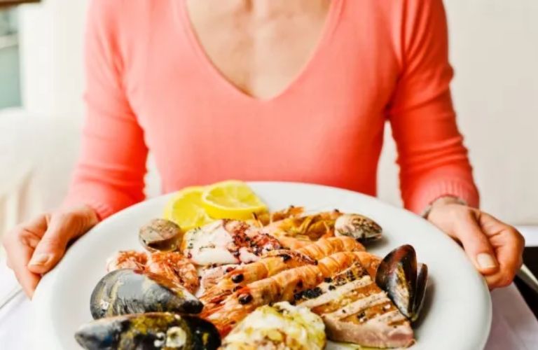 Xăm môi kiêng hải sản bao lâu? Lỡ ăn phải làm sao?