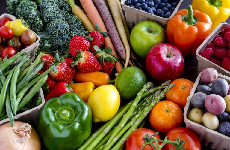 Ăn nhiều rau xanh và trái cây tươi giàu vitamin C, E, A