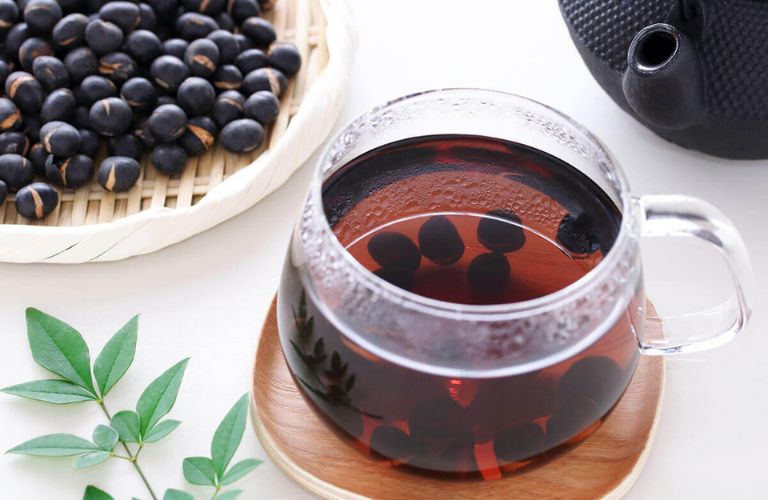 Có thể uống nước đỗ đen sau khi xăm môi