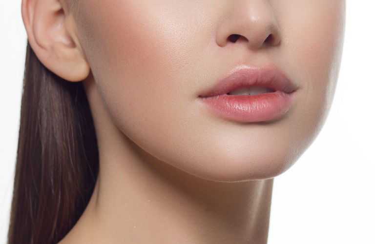 Hỗ trợ duy trì màu môi tươi tắn