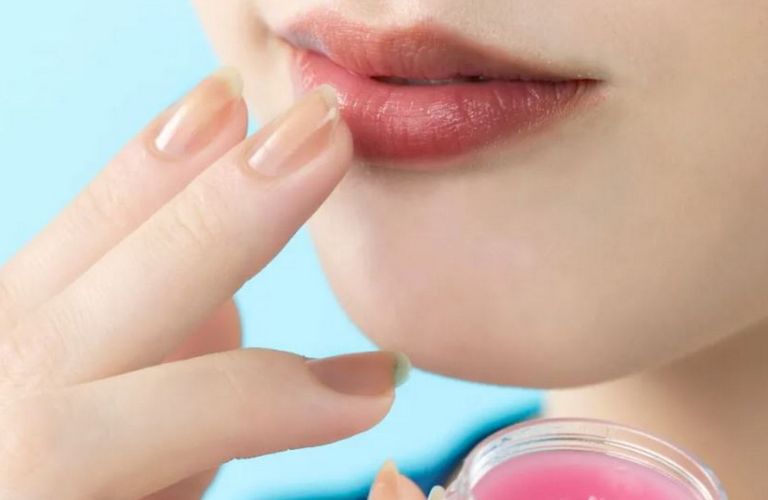 Xăm môi xong bôi gì để lên màu đẹp?