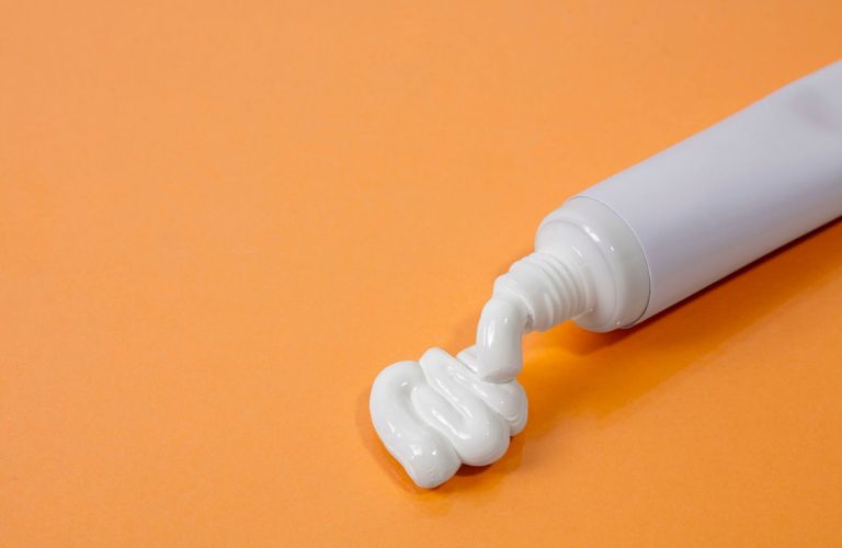 Các loại sản phẩm hoặc thuốc kháng viêm, chống khuẩn nhẹ có thể được sử dụng sau khi xăm môi
