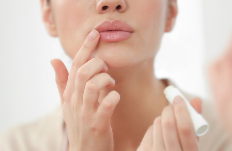 Nên dùng tăm bông hoặc có thể dùng tay sạch để bôi dưỡng môi