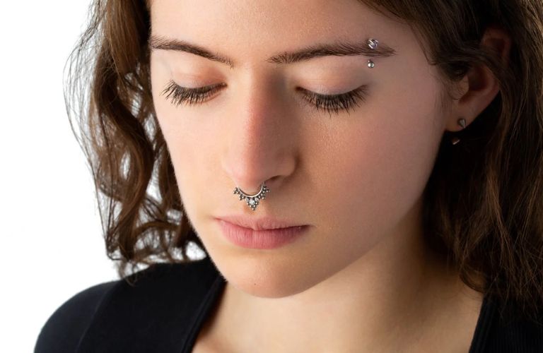Xỏ khuyên chân mày hoàn toàn có thể tháo được