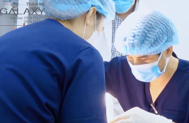 Thực hiện căng da mặt với bác sĩ giỏi