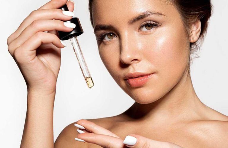 Dưỡng da bằng serum, kem chống lão hóa