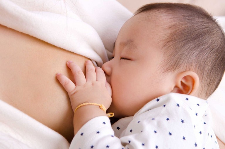 Mẹ đang cho con bú tiêm Filler có sao không
