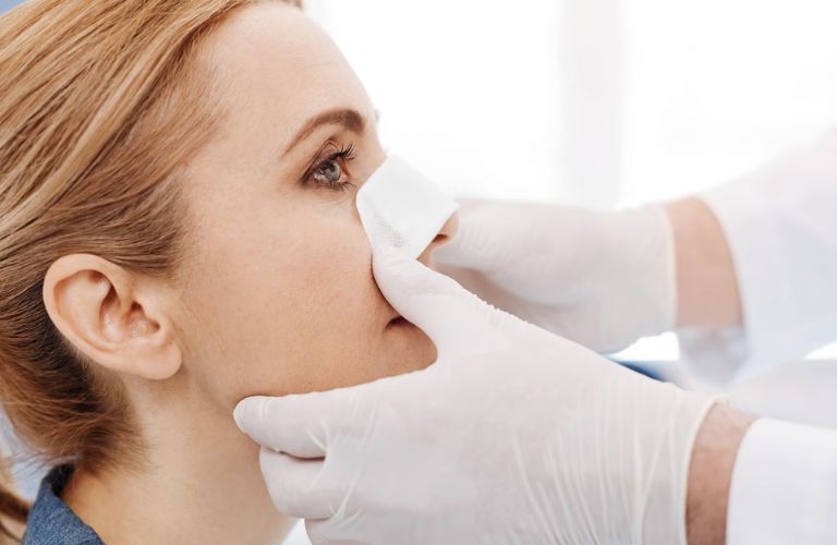Chăm sóc đúng cách sau phẫu thuật để đảm bảo hiệu quả và tránh biến chứng