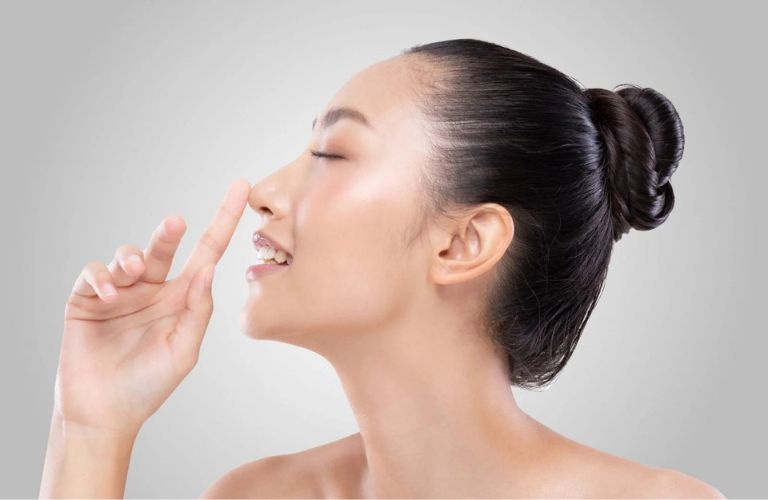 Không sờ, nắn, ấn vào mũi