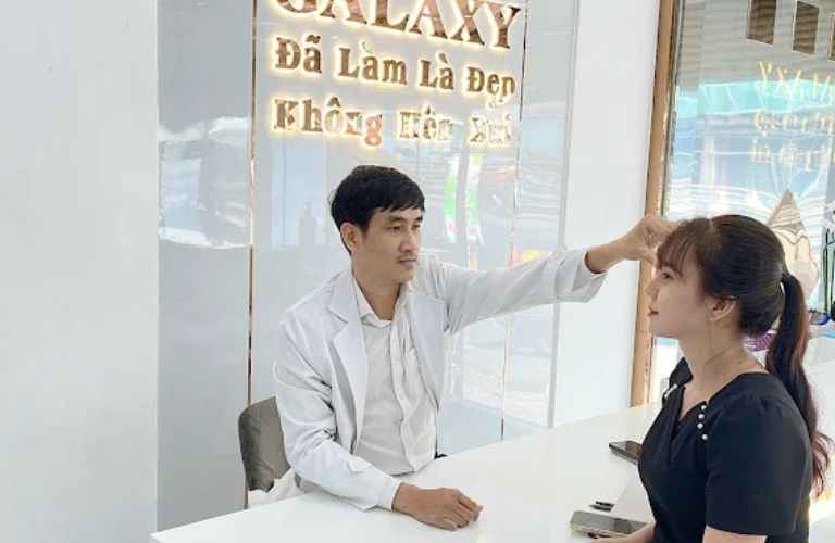 Bác sĩ Lê Trần Duy khám và tư vấn ban đầu cho khách hàng