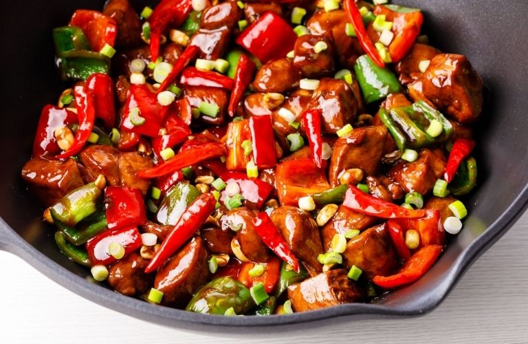 Tránh ăn đồ ăn cay nóng để giảm nguy cơ sưng, viêm tại vết mổ