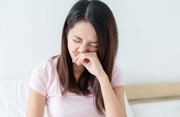 Tránh tác động cơ học lên vùng mũi