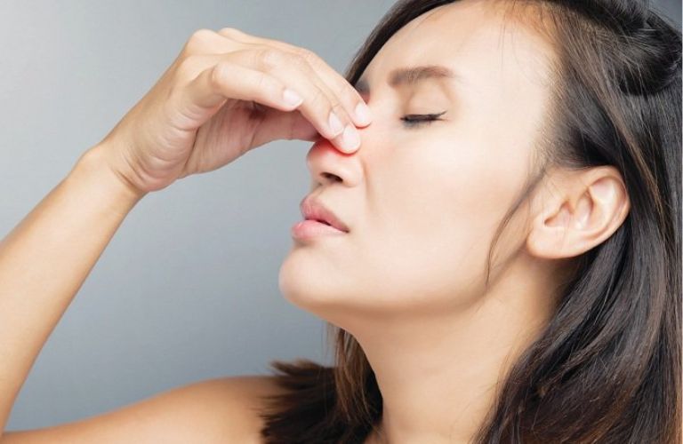 Dùng filler không tương thích hoặc tiêm vào vùng mô đang viêm ngầm có thể gây dị ứng hoặc đào thải