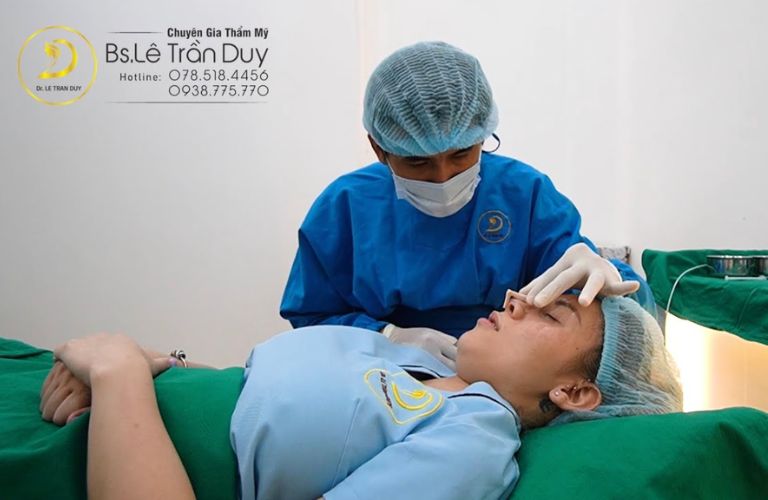 Bác sĩ Lê Trần Duy luôn là người trực tiếp khám, tư vấn và thực hiện nâng mũi cho khách hàng