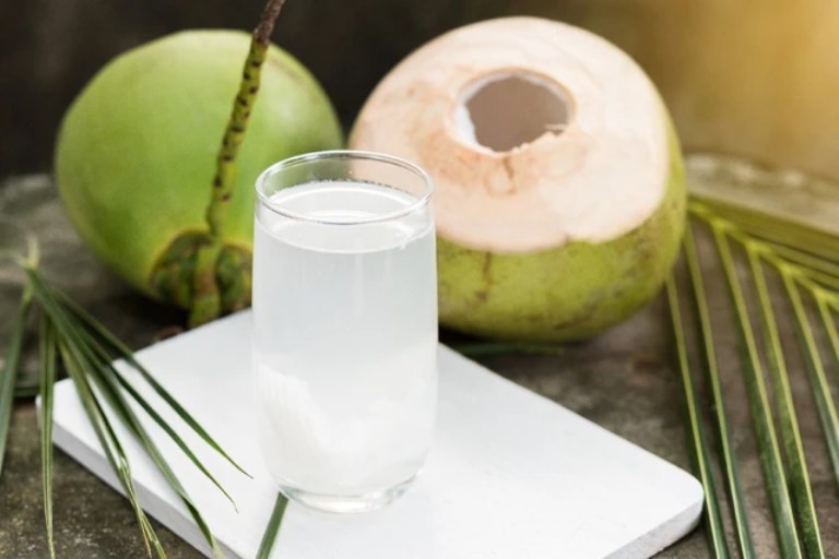 Nâng mũi uống nước dừa được không