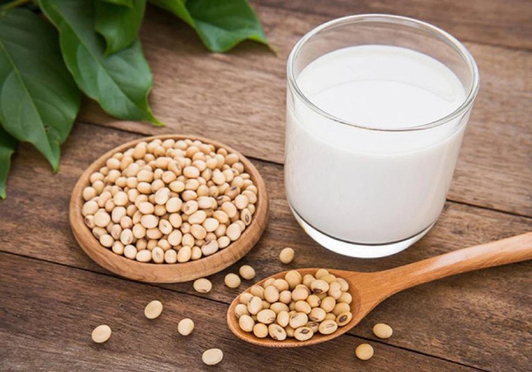 Sau nâng mũi uống sữa đậu nành được không
