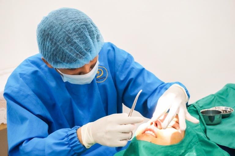 Nâng mũi xong bị khó thở phải làm sao