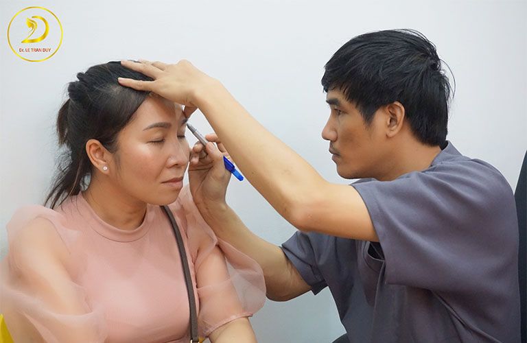 Bác sĩ Lê Trần Duy trực tiếp thăm khám và tiêm Filler an toàn, hiệu quả cao ngay tại Thẩm mỹ viện Galaxy