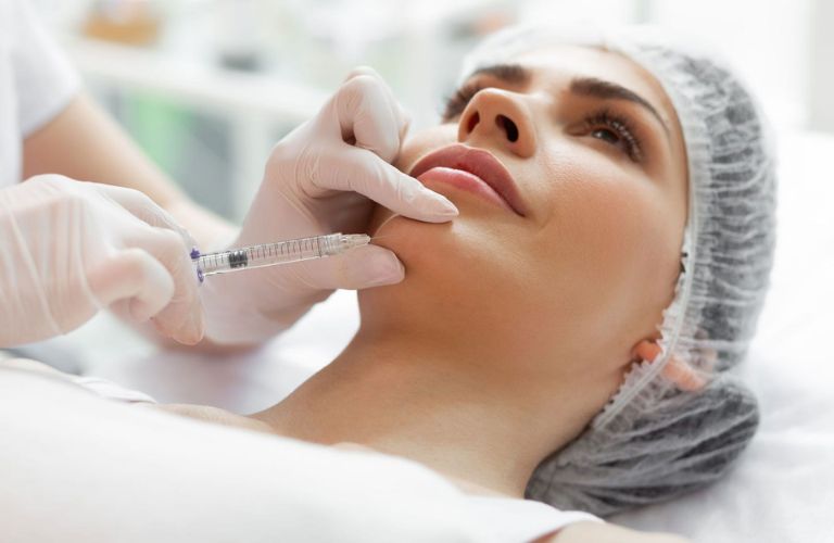 Tiến hành tiêm Filler sau khi đã sát khuẩn và gây mê vùng tiêm