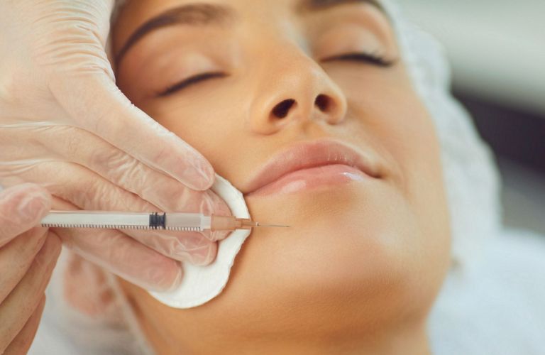 Tiêm Filler cằm thường chỉ gây cảm giác châm chích nhẹ