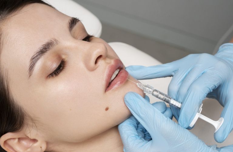 Tiêm Filler môi có thể hơi đau nhẹ
