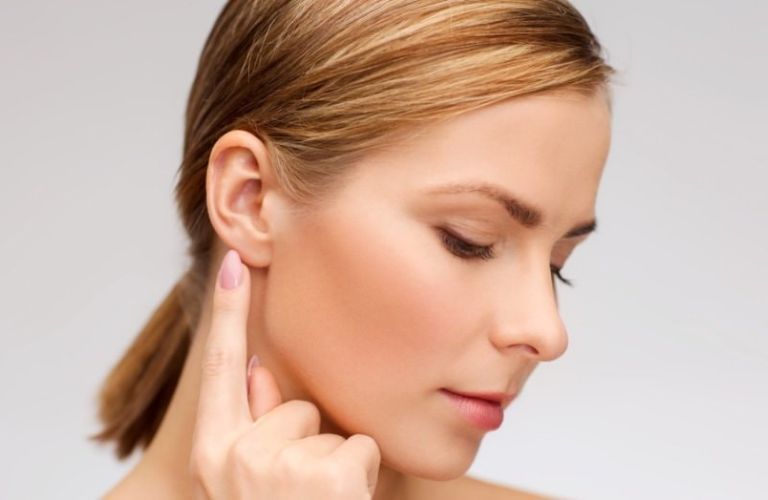 Người có dái tai nhỏ, mỏng hoặc không cân xứng