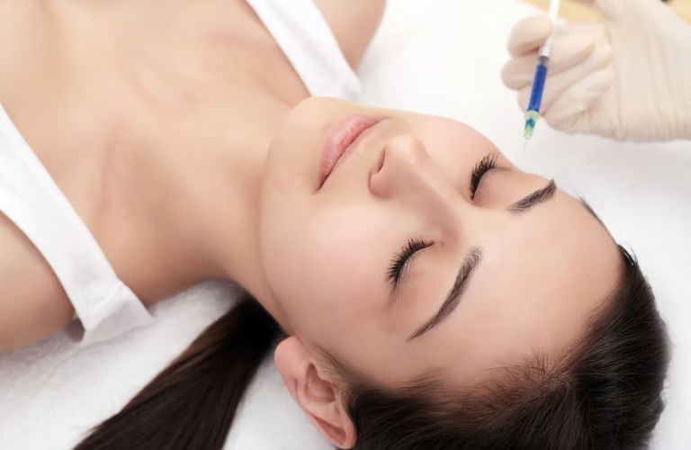 Tiến hành tiêm filler sau khi đã sát khuẩn và gây tê vùng tiêm