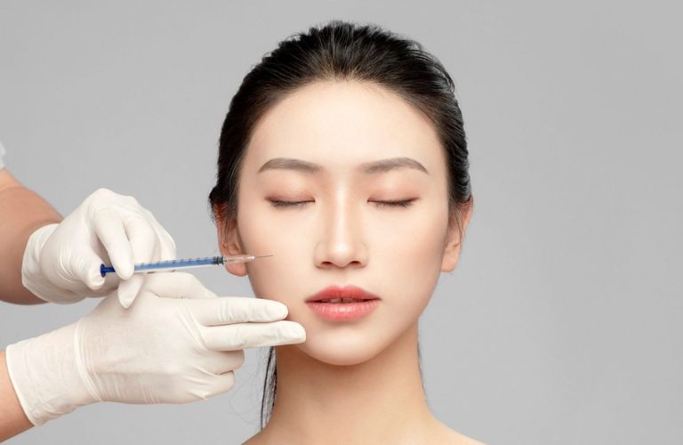 Tiêm tan Filler thường chỉ gây cảm giác châm chích nhẹ hoặc hơi đau rát tại vùng tiêm
