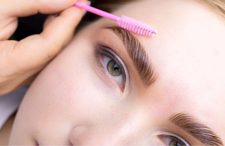 Chân mày vào form chuẩn và màu sắc ổn định sau khi điêu khắc khoảng 3 - 4 tuần