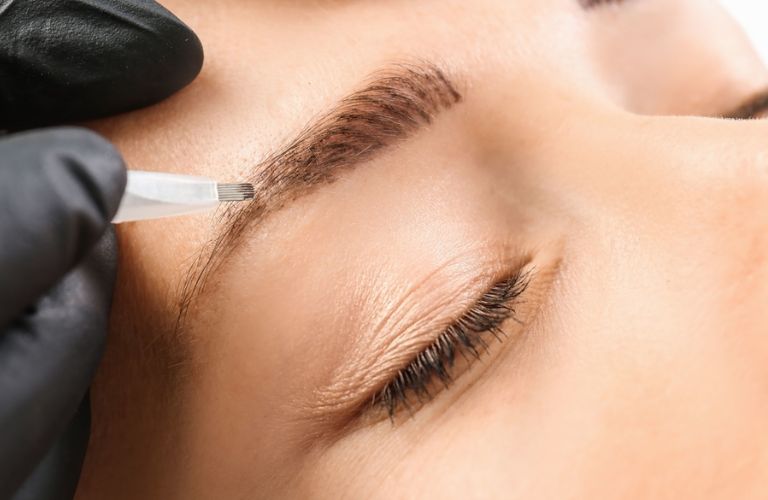 Phun xăm chân mày nên được thực hiện bởi những kỹ thuật viên có tay nghề cao và sử dụng mực tốt