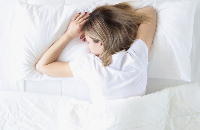 Tránh nằm úp mặt hoặc nằm nghiêng đè lên môi khi ngủ