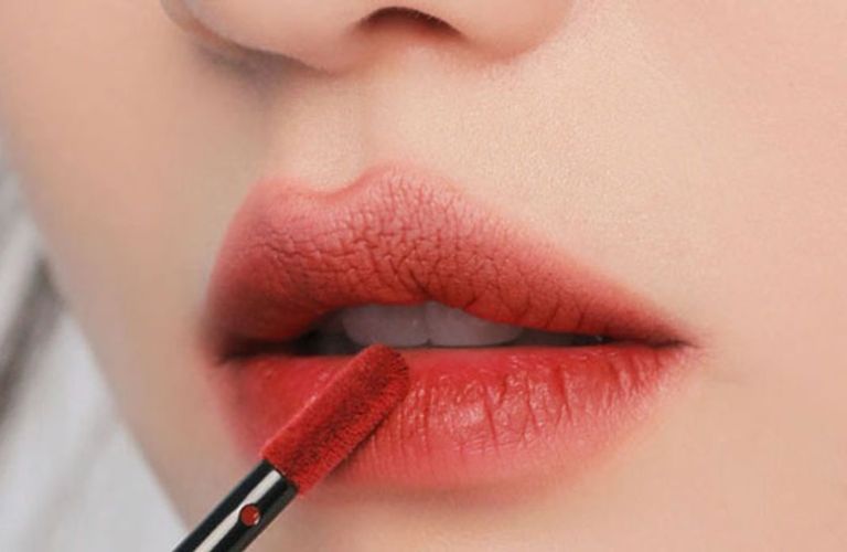 Không vội sử dụng sơn môi trong thời gian đầu sau khi tiêm Filler