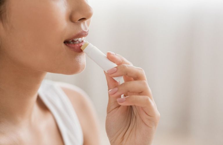 Không nên dùng mỹ phẩm quá sớm, ngay cả son dưỡng hay tẩy tế bào chế