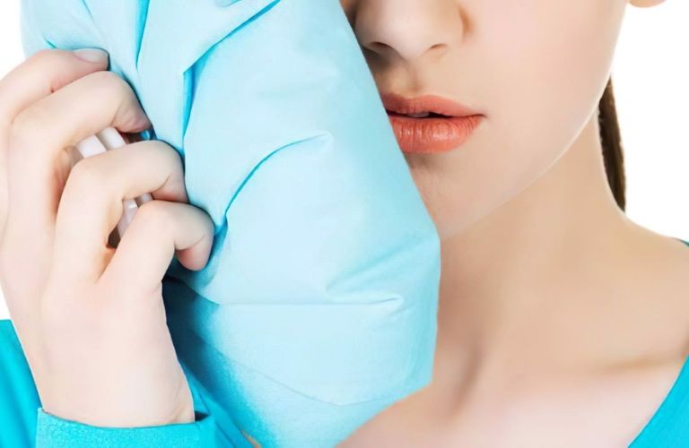 Chườm lạnh đúng cách trong 24 - 48 giờ đầu để giảm sưng và đau