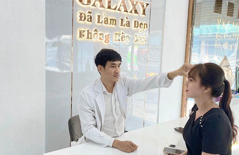 Bác sĩ Lê Trần Duy trực tiếp thăm khám, tư vấn và thực hiện thủ thuật