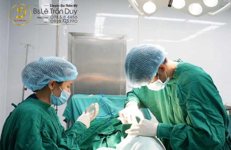 Bác sĩ Lê Trần Duy trực tiếp thăm khám và đắp khuyết hở cánh mũi