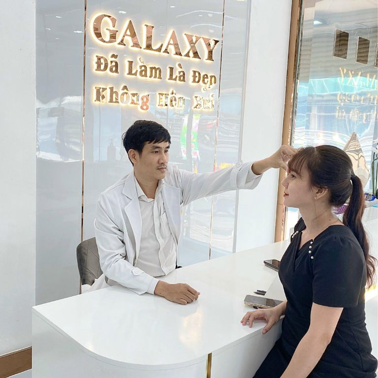 Bác sĩ Duy thăm khám, phân tích tình trạng da