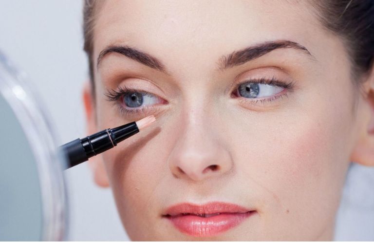 Hạn chế trang điểm và va chạm mạnh trong giai đoạn hậu phẫu