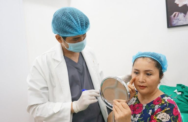 Bước 1: Tư vấn và thăm khám ban đầu