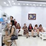 Khách hàng đến treo chân mày ở bs lê trần duy